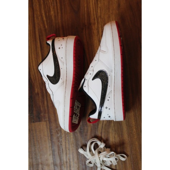 NIKE COURT BOROUGH LOW 2 SE WHITE/BLACK-VERY BERRY DM0110 100 US SZ 4.5Y - Picture 2 of 9